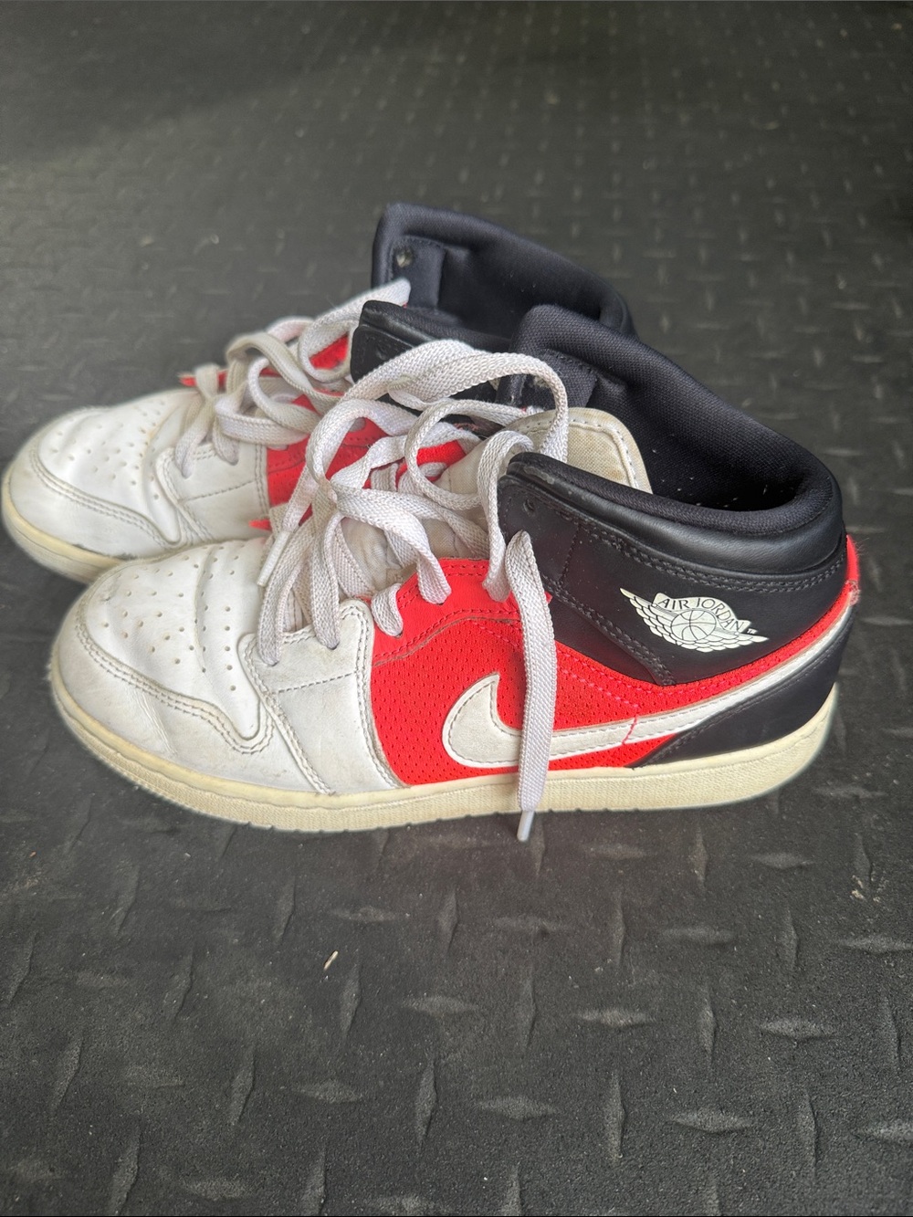 Nike Air Jordan 1 Mid SE GS "White Infrared"